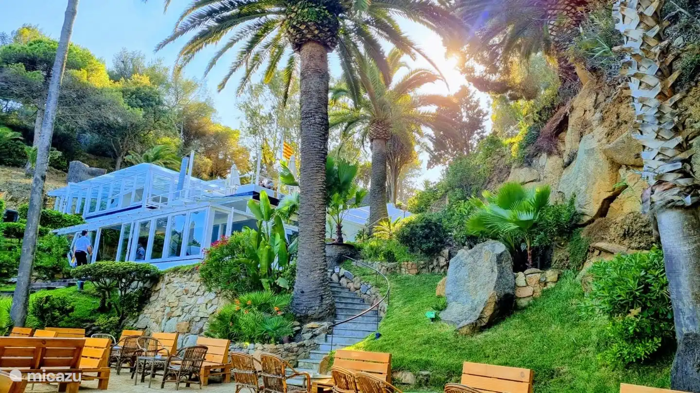 Bij aankomst voorzien wij u van de leukste tips waaronder dit idyllische plekje om een cocktail te drinken; Cala Banys