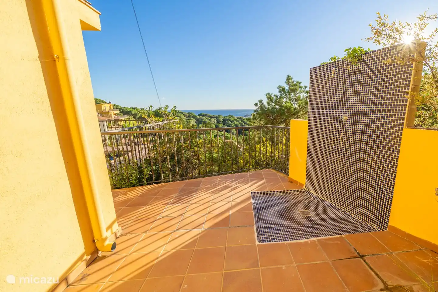 Er is een buitendouche aanwezig