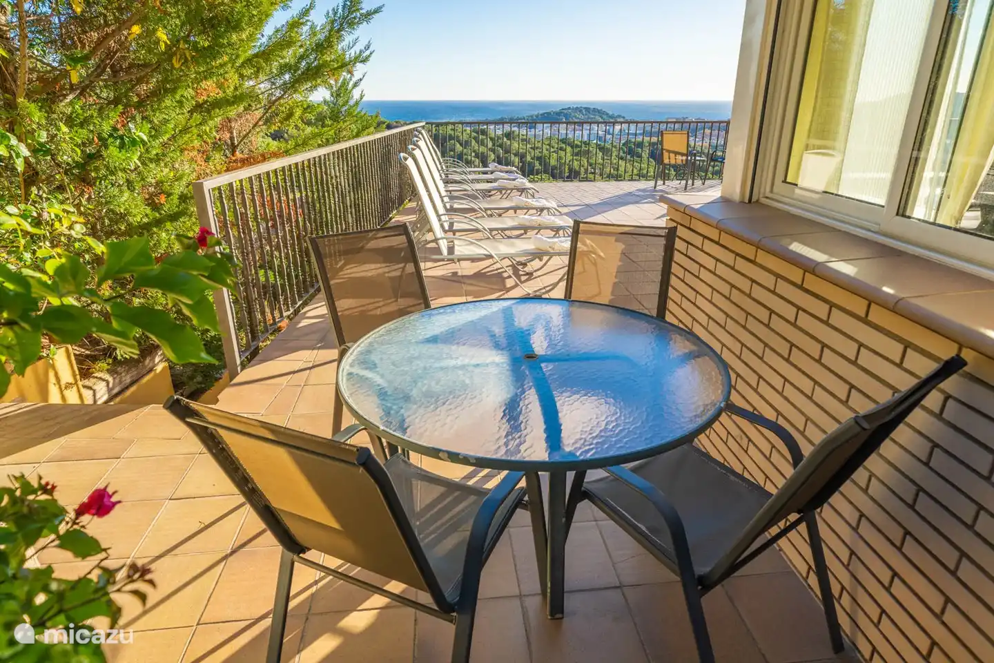 Als u de trap oploopt naar het niveau van het zonneterras, dan komt u eerst bij deze ronde tafel