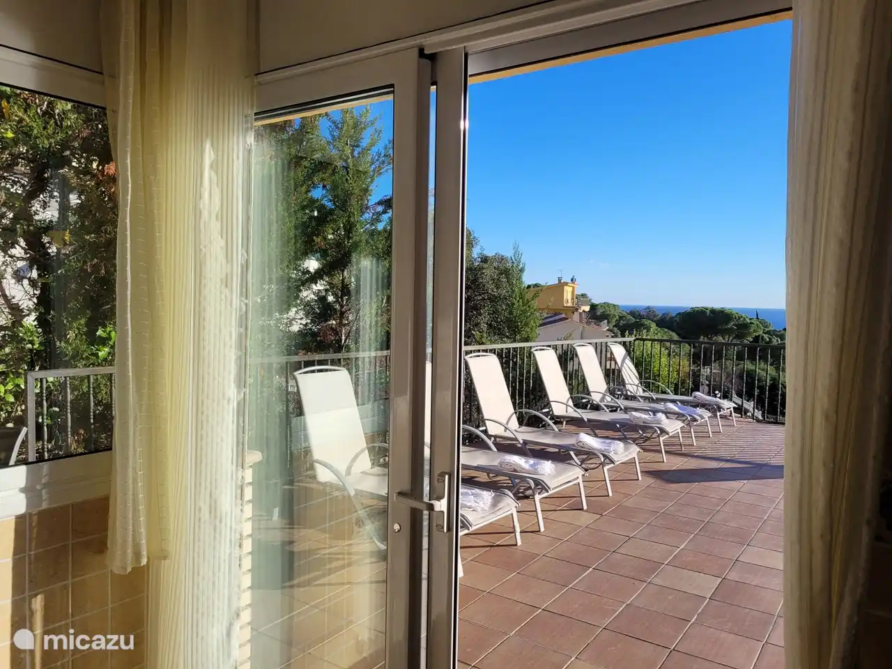 En bij de ligstoelen - hier gefotografeerd vanuit de keuken