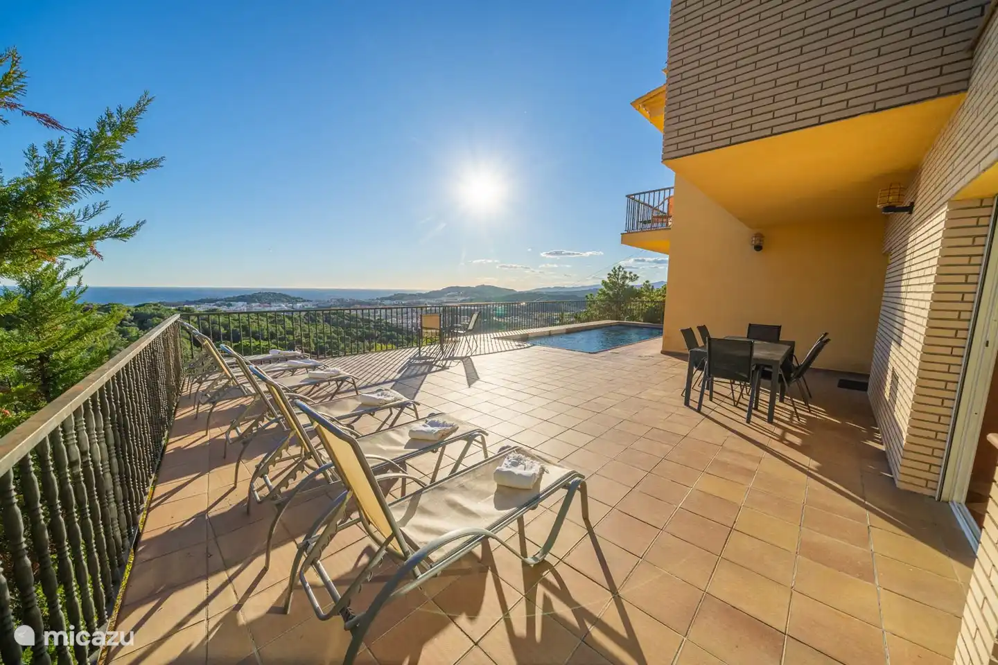 Met panoramisch zeezicht