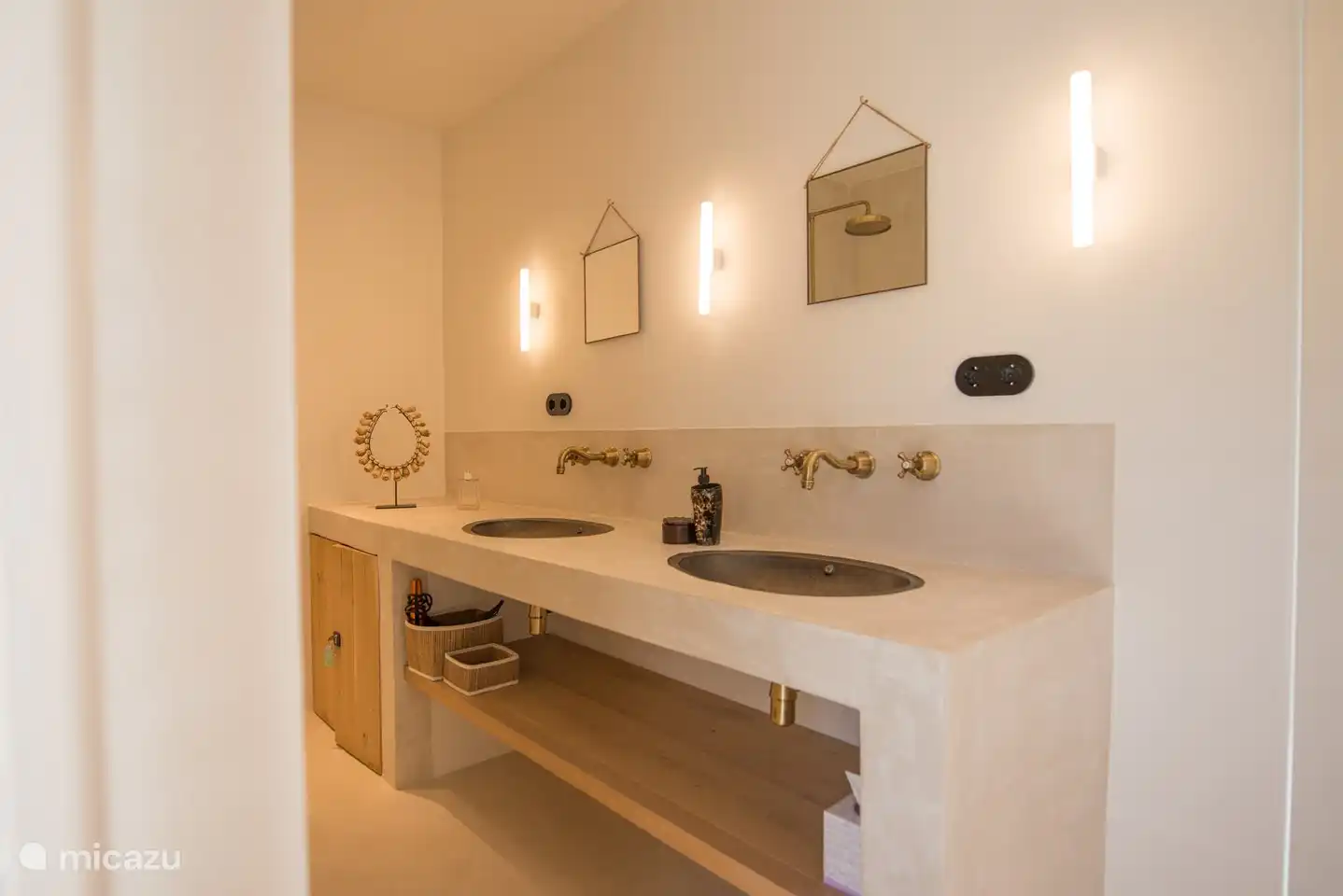 1 der 5 Badezimmer. Jedes Schlafzimmer verfügt über ein eigenes Bad, Kleiderschränke und Schließfächer.