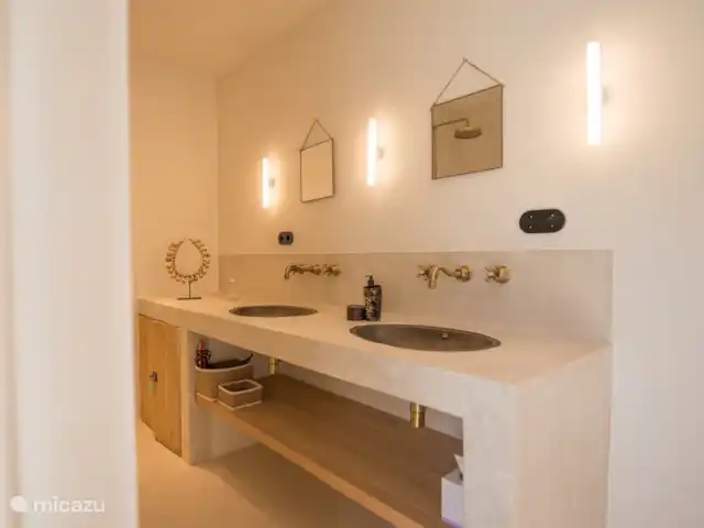 Villa Odiya | Espagne, Ibiza, Cala Tarida - villa 1 des 5 salles de bains. Chaque chambre a sa propre salle de bain, armoires et casiers.
