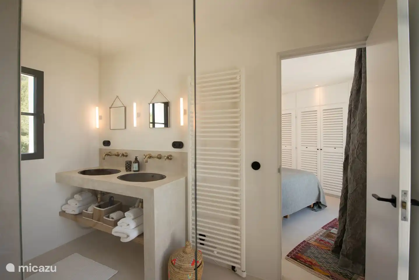 Durchsichtiges Badezimmer zum Schlafzimmer