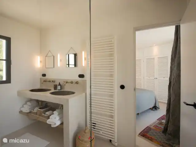 Villa Odiya | Espagne, Ibiza, Cala Tarida - villa Salle de bain transparente vers la chambre