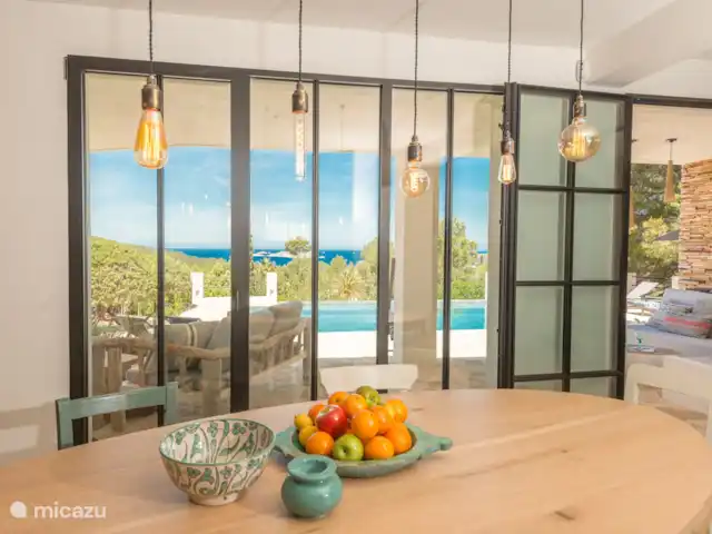 Villa Odiya | Espagne, Ibiza, Cala Tarida - villa salle à manger avec vue.