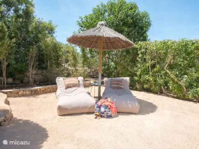 Villa Odiya | Espagne, Ibiza, Cala Tarida - villa Envie de vous retirer avec un livre ? C'est possible sur la plage privée de Lola.