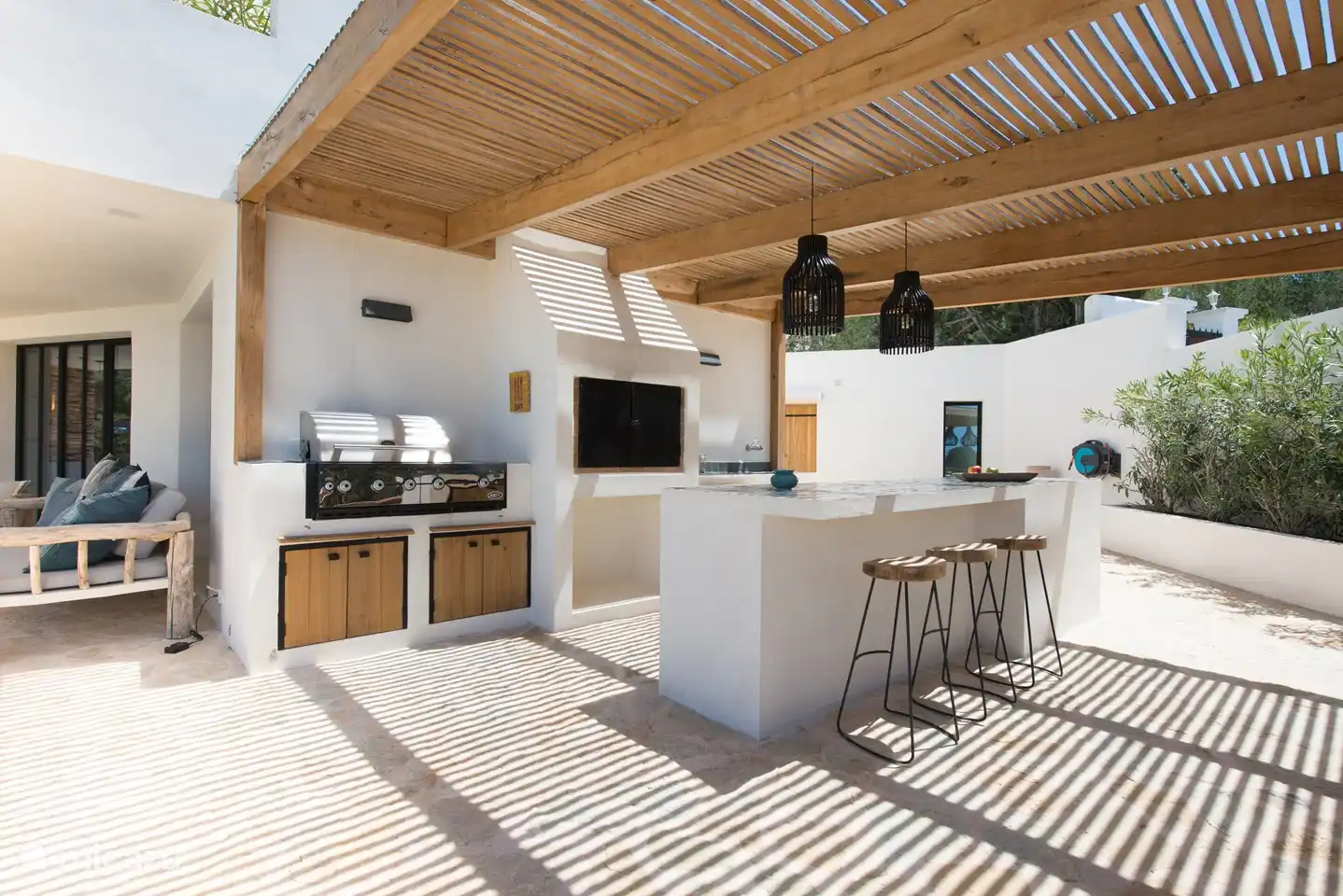 Es gibt nichts Schöneres, als draußen ein köstliches Essen zu genießen. Dafür muss man nicht immer in ein Spitzenrestaurant gehen. Hier können Sie Ihr eigenes Essen zubereiten und essen oder sich für ein privates Abendessen entscheiden. Unser Spitzenkoch ist mit dem Haus vertraut und wird alle Ihre Erwartungen übertreffen. Dies kann auch zum Frühstück erfolgen.