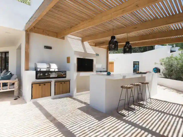 Villa Odiya | Espagne, Ibiza, Cala Tarida - villa Il n'y a rien de plus agréable que de savourer un délicieux repas à l'extérieur. Il n'est pas toujours nécessaire d'aller dans un restaurant haut de gamme pour cela. Ici, vous pouvez préparer et manger votre propre nourriture ou opter pour un dîner privé. Notre grand chef connaît la maison et dépassera toutes vos attentes. Cela peut également être fait pour le petit-déjeuner.