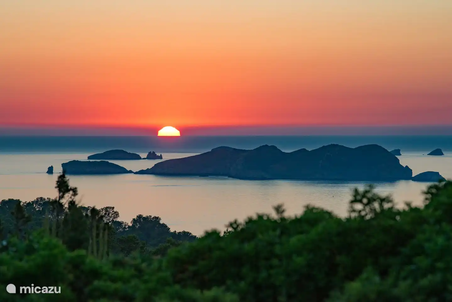 Dieser Teil der Insel ist für seine wunderschönen Sonnenuntergänge bekannt. Sie müssen keinen Platz in einem Restaurant reservieren. Die Villa bietet jeden Abend einen Blick auf den Sonnenuntergang.