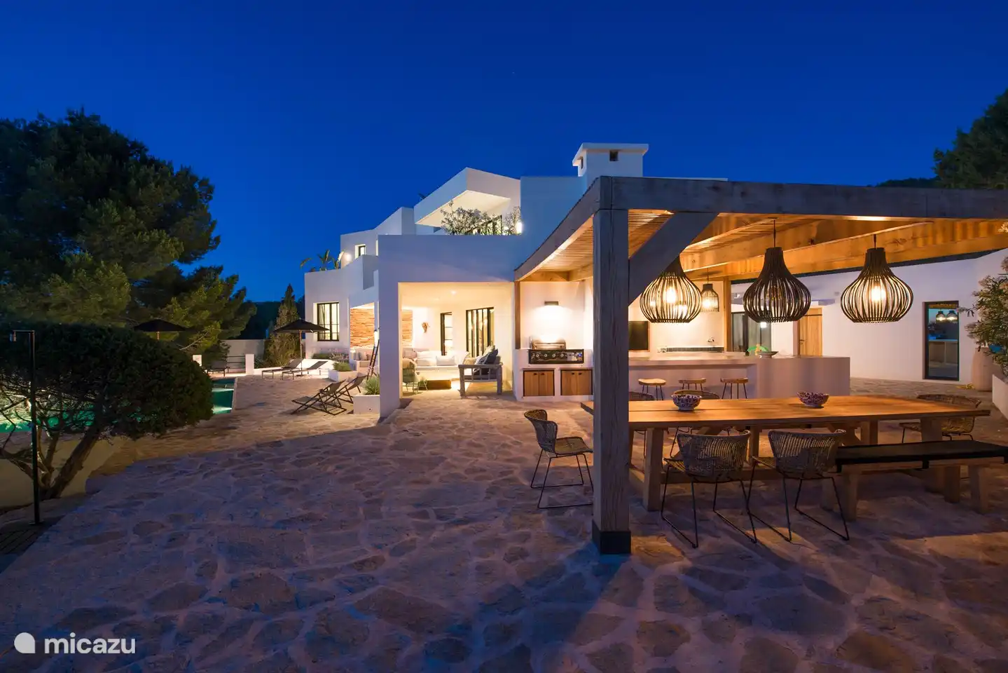 Wenn der Bildschirm ausgeschaltet ist, wird die Beleuchtung automatisch eingeschaltet, damit Sie den Abend genießen können.