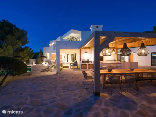 Villa Odiya | Espagne, Ibiza, Cala Tarida - villa Lorsque l'écran est éteint, l'éclairage s'allume automatiquement pour vous aider à profiter de la soirée.