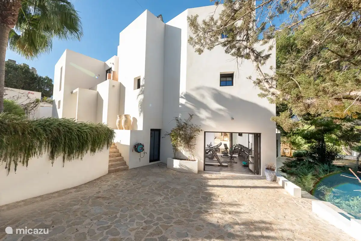 Das Fitnessstudio befindet sich im Erdgeschoss. Dieses ist mit TV, Musikanlage und Klimaanlage ausgestattet.