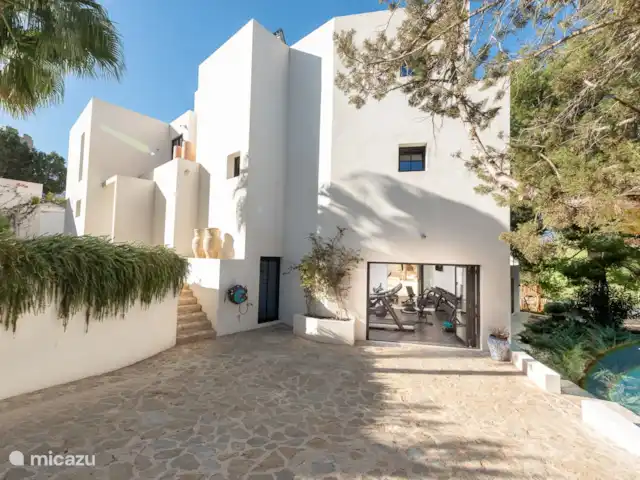 Villa Odiya | Espagne, Ibiza, Cala Tarida - villa La salle de sport se trouve en bas. Celui-ci est équipé d'une télévision, d'un système de musique et de la climatisation.