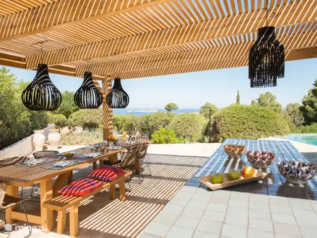 Villa Odiya | Espagne, Ibiza, Cala Tarida - villa Belle cuisine extérieure avec de belles vues sur la mer. Equipé d'un système de divertissement Sonos pour une belle musique de fond.