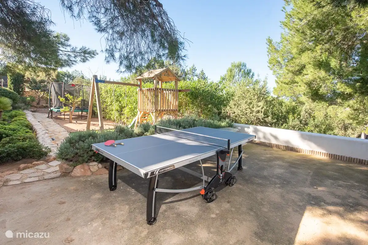 Neben der Villa gibt es eine Trompolinanlage, ein Holzspielhaus mit Schaukeln, eine Tischtennisplatte, einen Bouleplatz und sogar einen kleinen Fußballplatz!
Auch an eine Toilette wurde gedacht, damit die Kleinen nicht weit laufen müssen.
