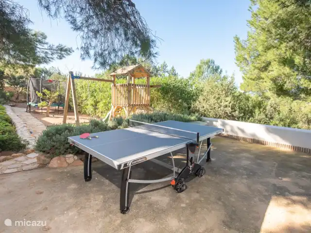 Villa Odiya | Espagne, Ibiza, Cala Tarida - villa A côté de la villa se trouve un trompoline, une maison de jeux en bois avec des balançoires, une table de ping-pong, un terrain de pétanque et même un petit terrain de football !
J'ai également pensé à des toilettes pour que les plus petits n'aient pas à marcher bien loin.