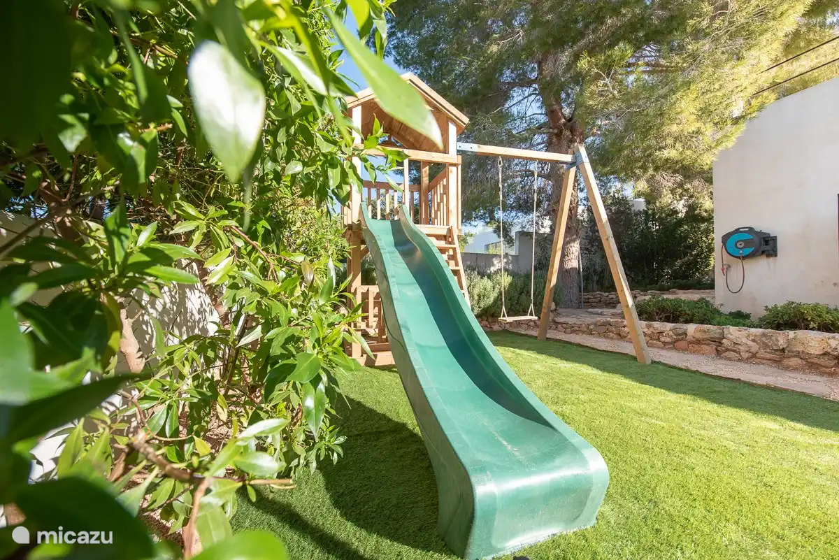 Rutsche mit Schaukel.