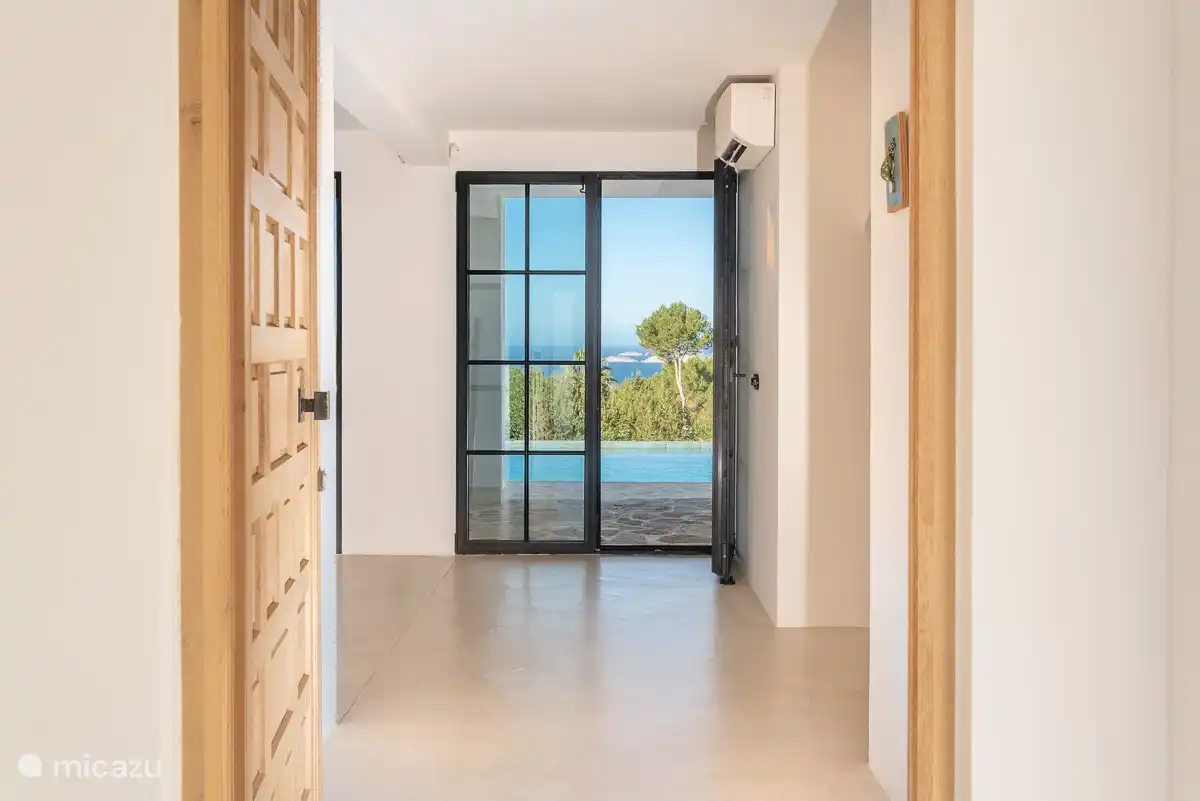 Eingang.... sobald Sie die Villa betreten, sehen Sie sofort das Meer. Was möchten Sie sonst noch.