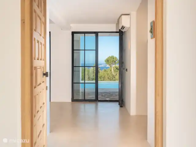 Villa Odiya | Espagne, Ibiza, Cala Tarida - villa Entrée... dès que vous entrez dans la villa, vous voyez immédiatement la mer. Que voulez-vous de plus.
