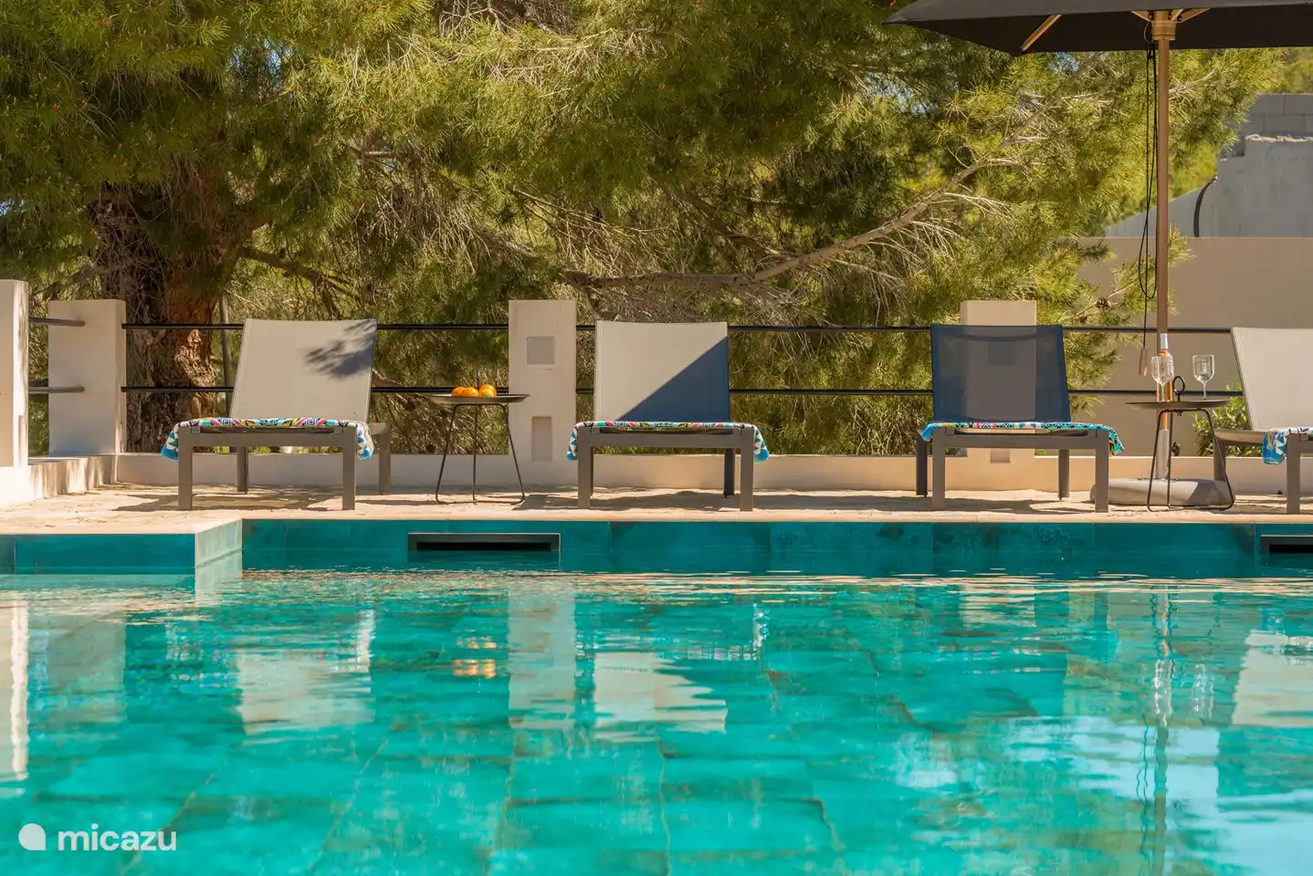 Die Villa ist mit vielen Sonnenliegen und Sonnenliegen ausgestattet. Es gibt auch verschiedene Sitzbereiche, die überall verstreut sind.