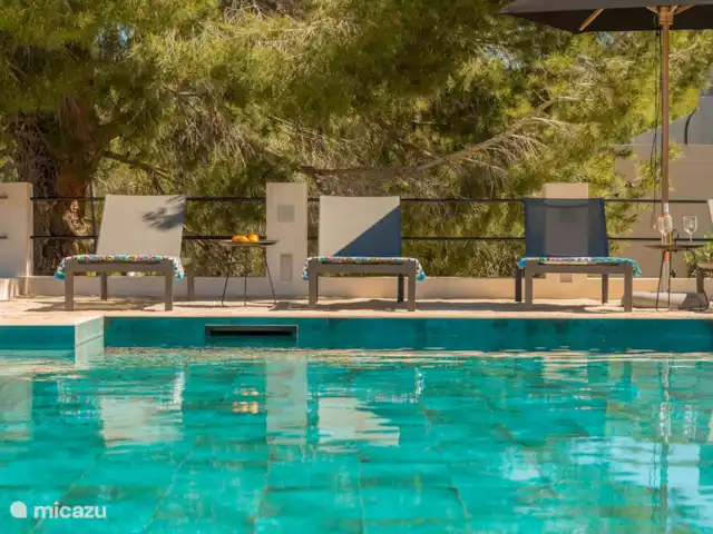 Villa Odiya | Espagne, Ibiza, Cala Tarida - villa La villa est équipée de nombreux transats et transats. Il y a également plusieurs coins salons disséminés un peu partout.