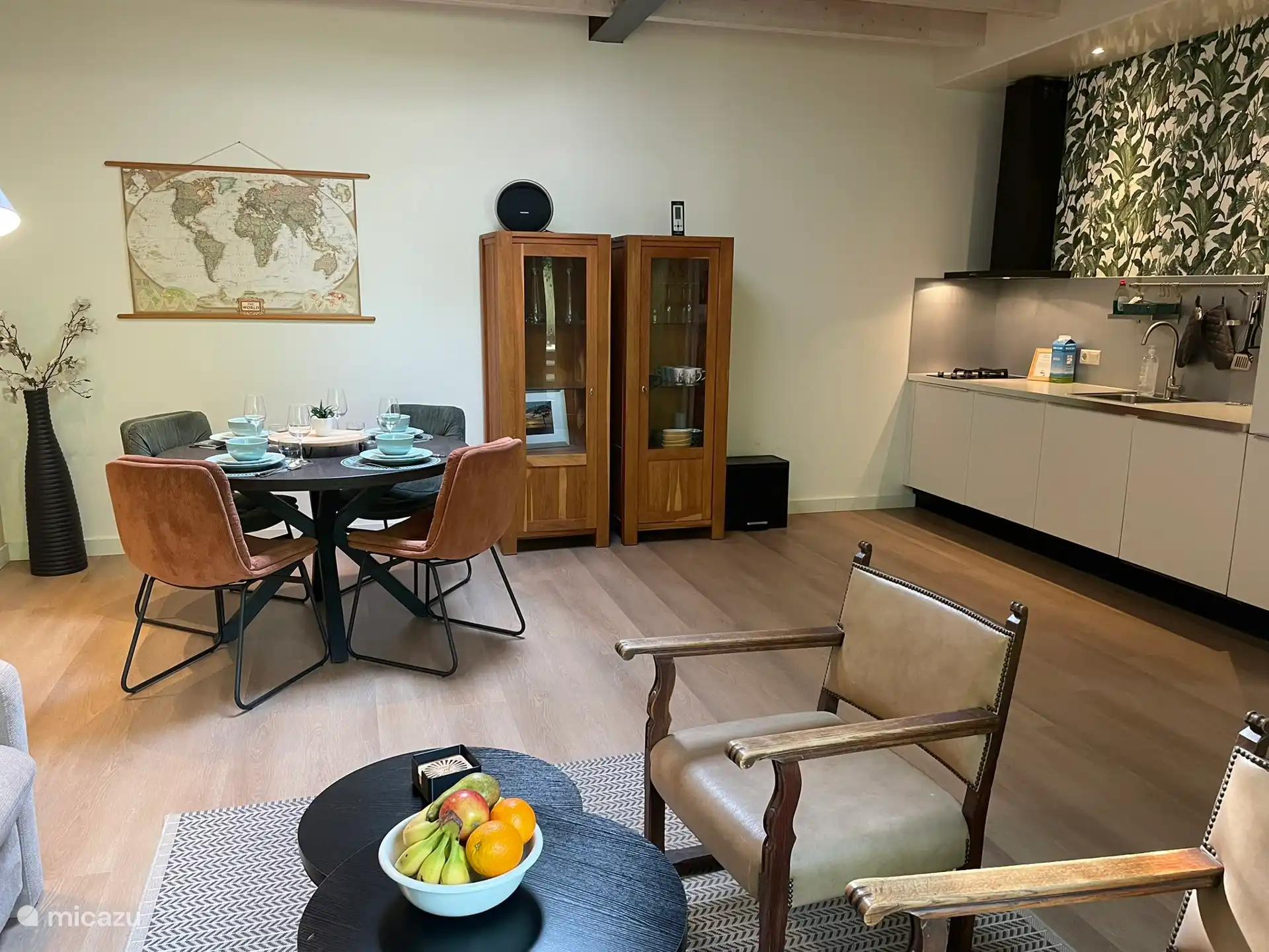 Woonkamer met keuken