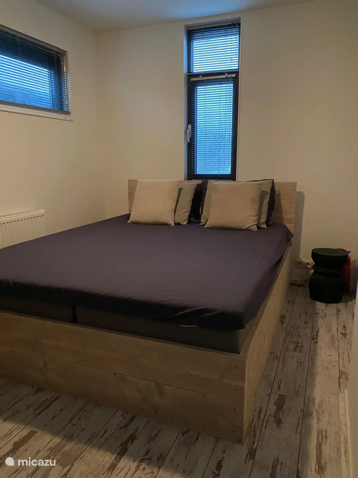 Chambre 1 : lit double 2,00 x 1,60 m