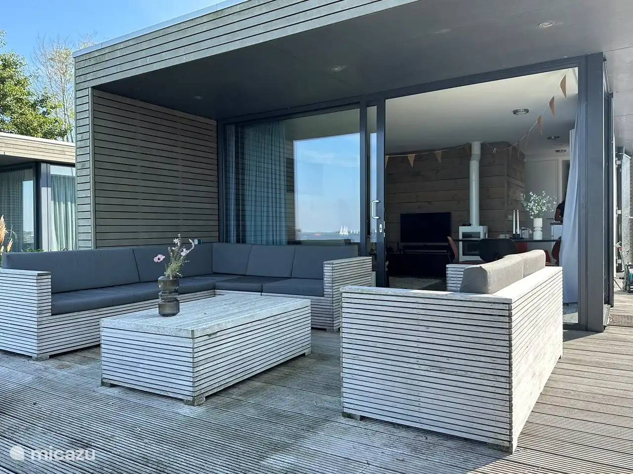 Véranda avec salon.