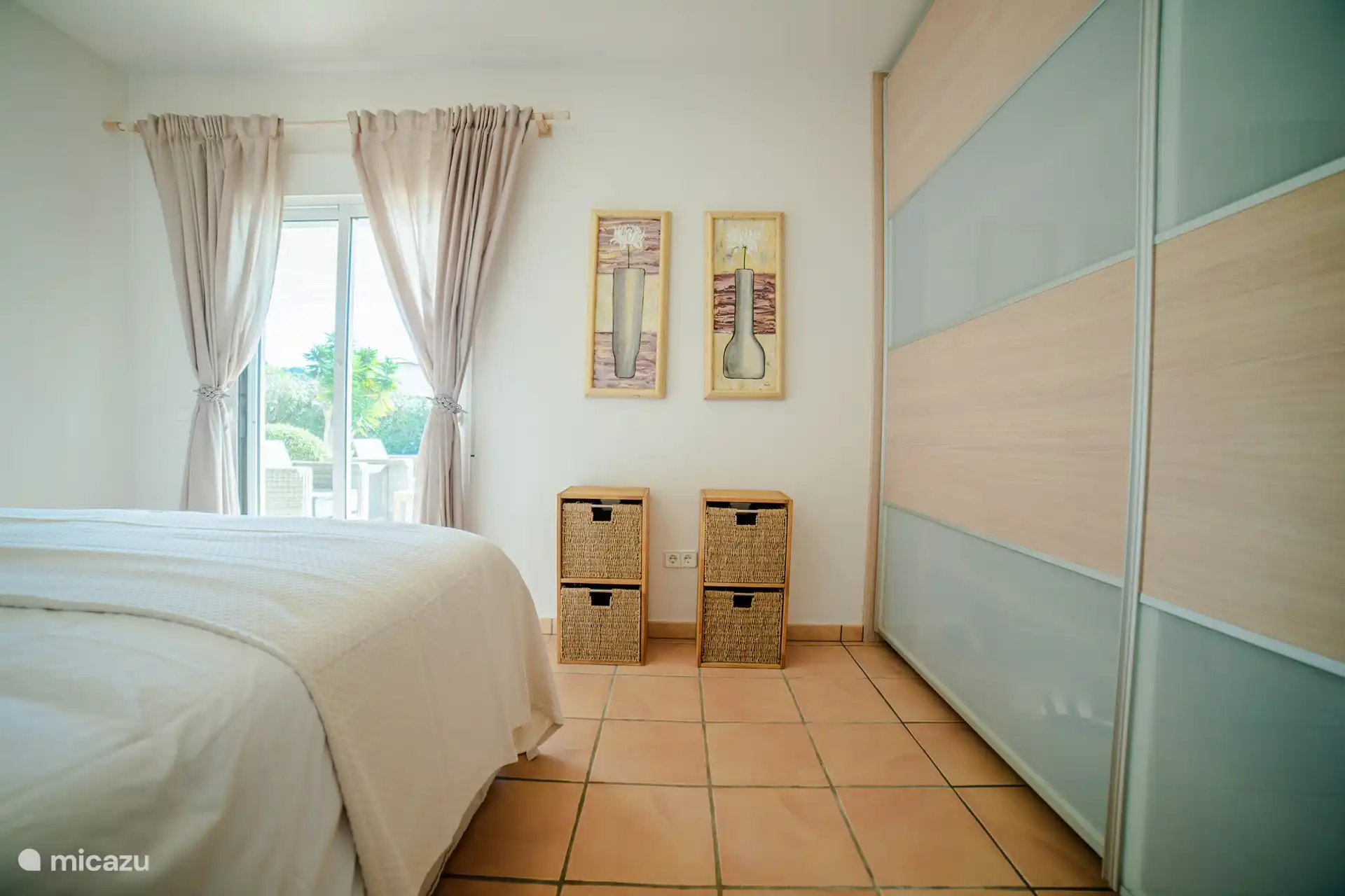 Schlafzimmer im Erdgeschoss mit Schiebetüren zum Pool