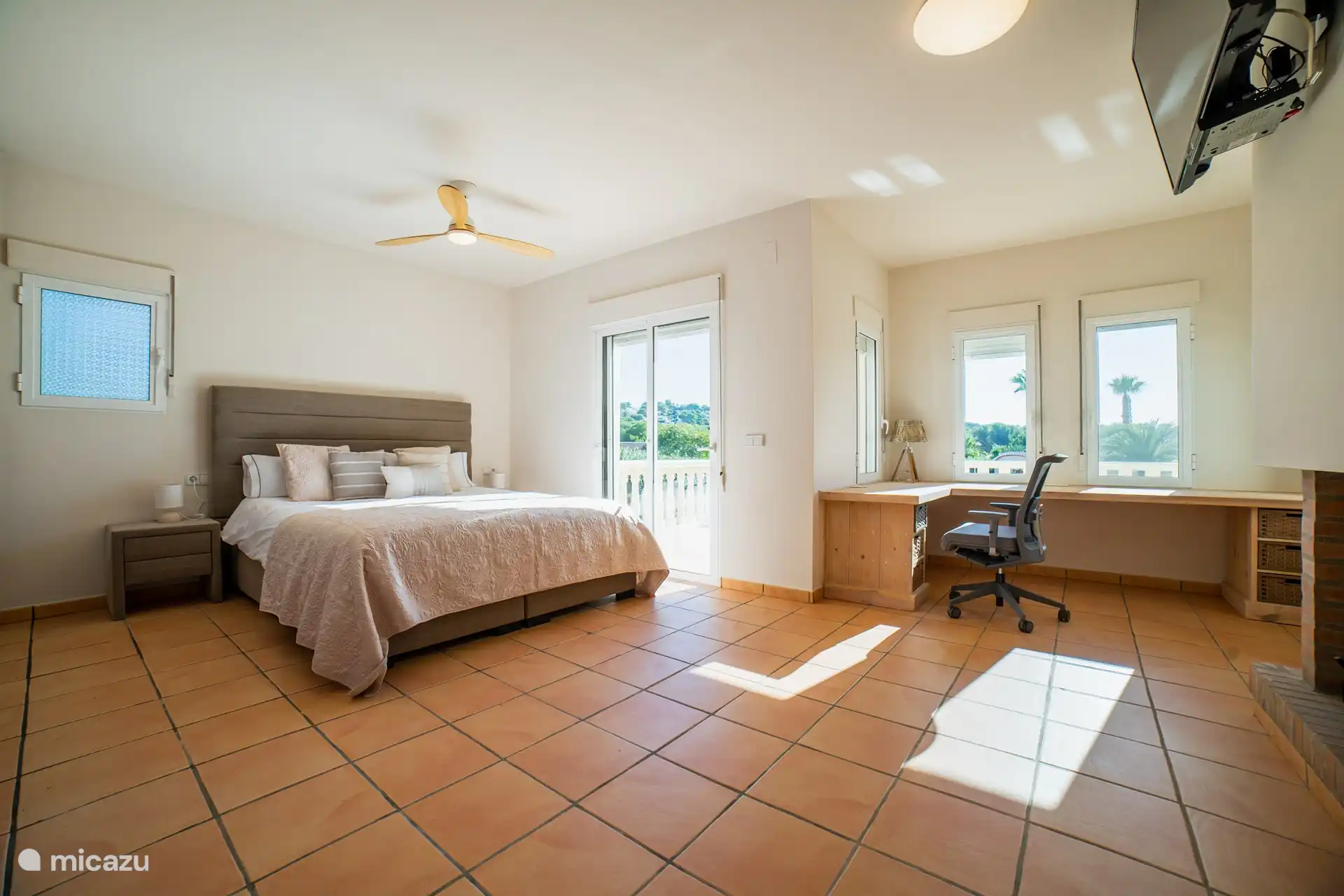 Hauptschlafzimmer mit Schreibtisch