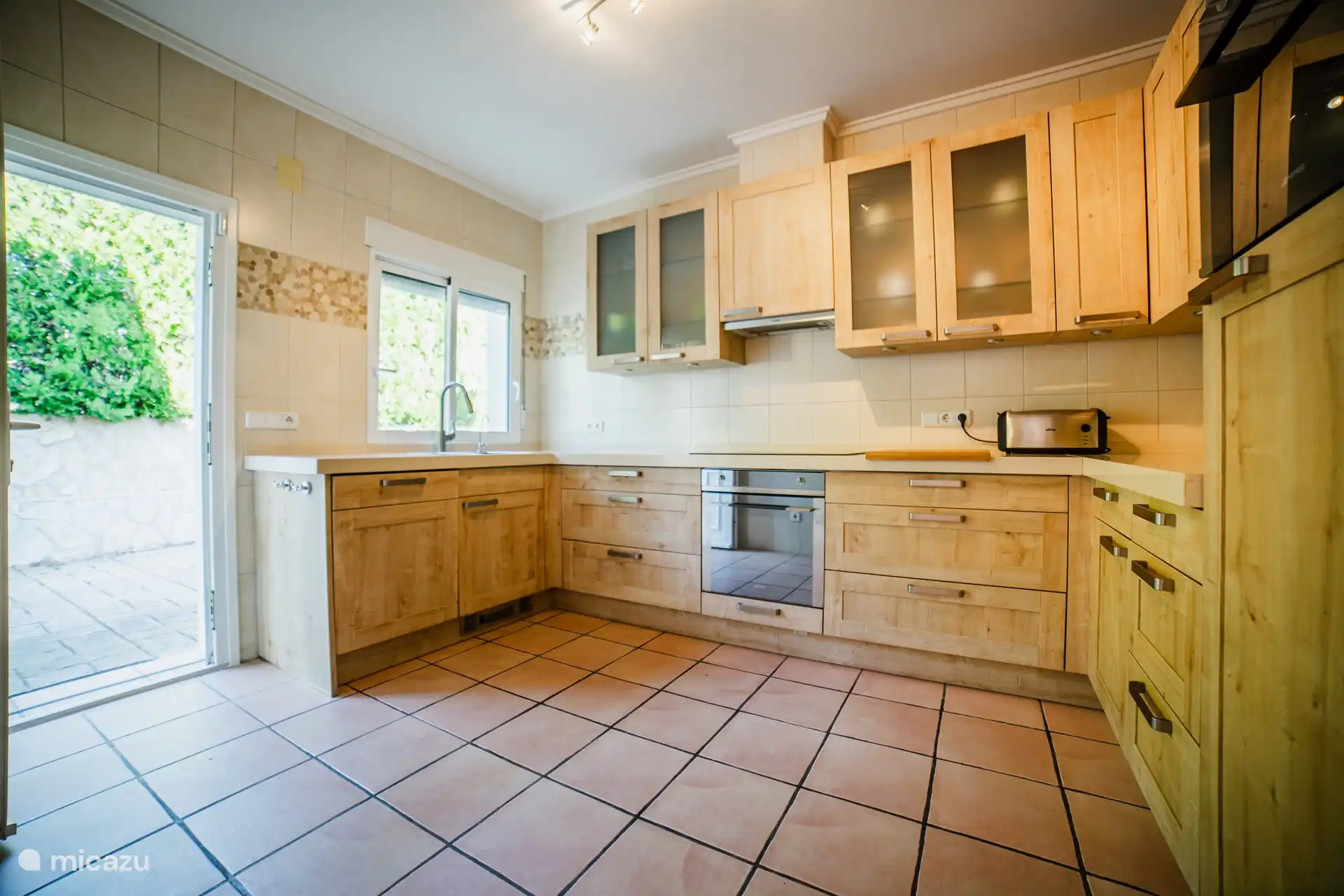 voll ausgestattete Küche mit Induktionsherd