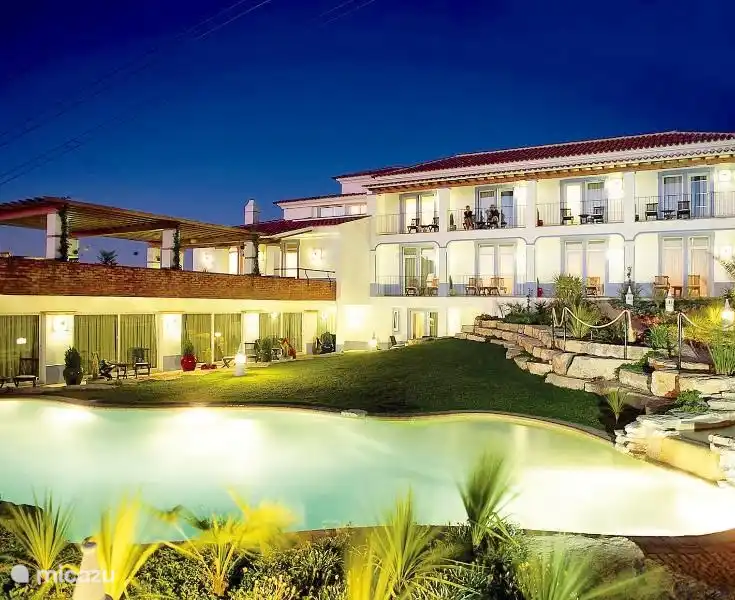 Villa bei Nacht mit Beleuchtung