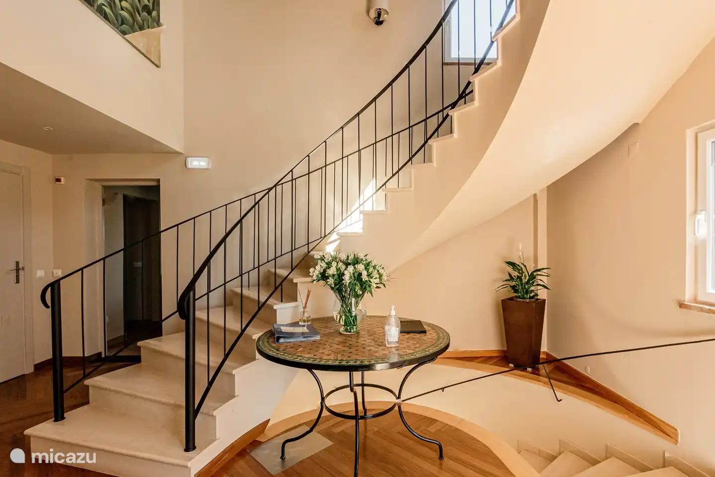 Halle mit Treppe nach oben