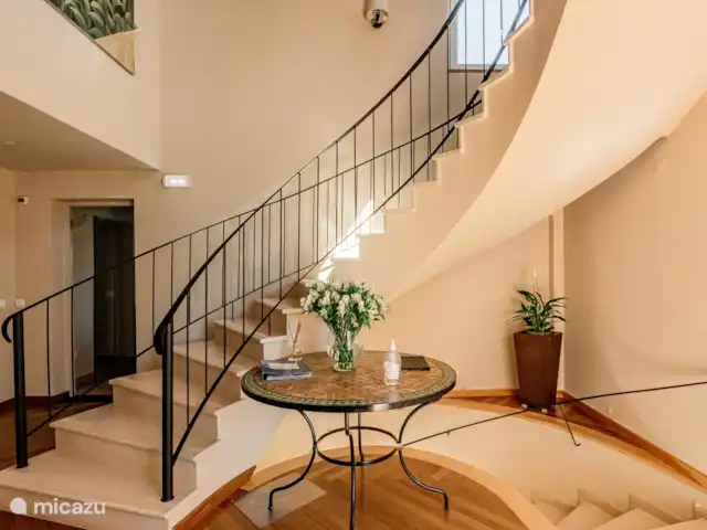 Villa Monte D'Oiro en Portugal, Algarve, Lagos - villa Recibidor con escaleras hasta la cima.