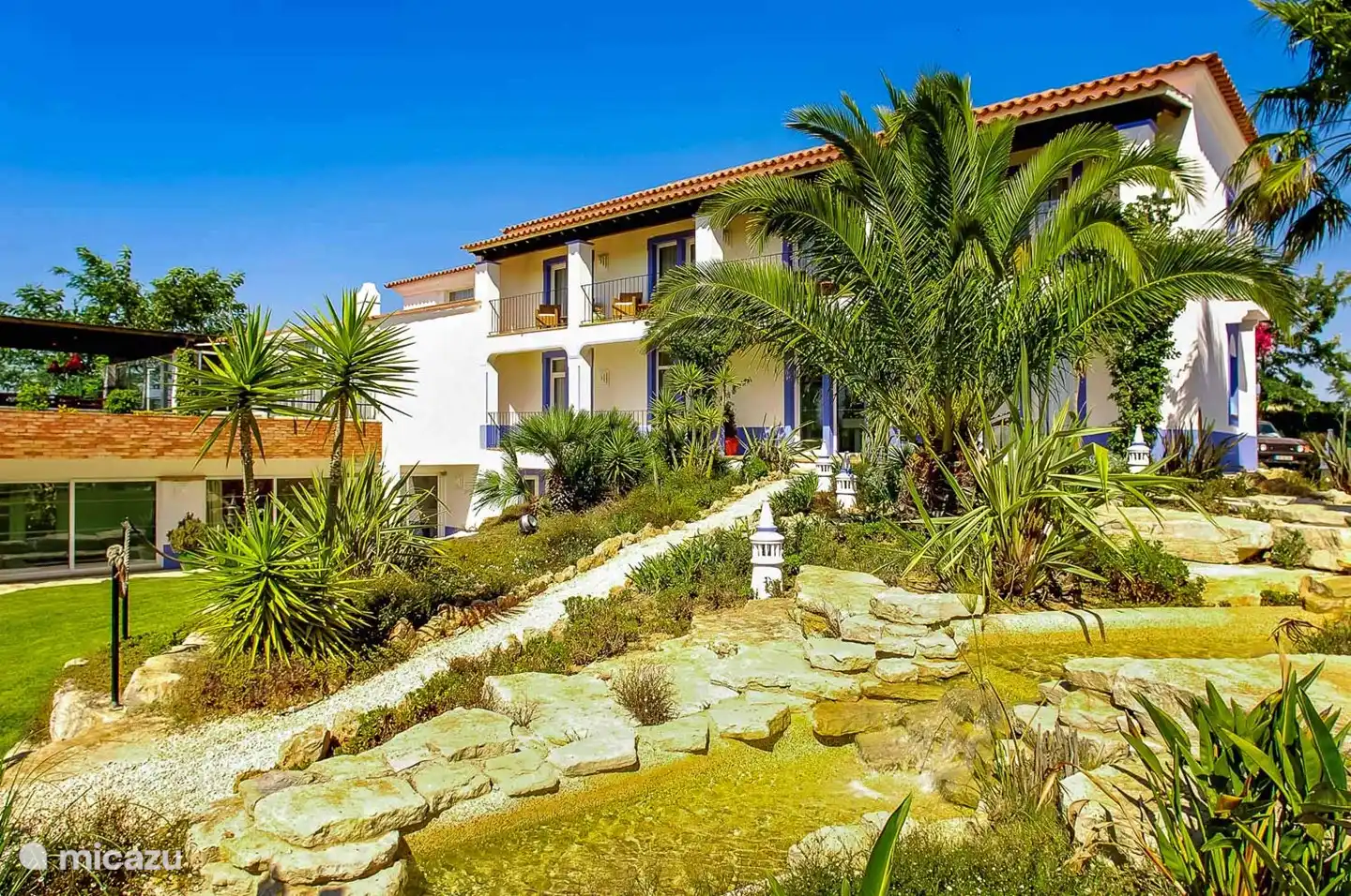 Villa mit Seitenansicht