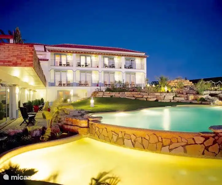 Villa bei Nacht mit Beleuchtung