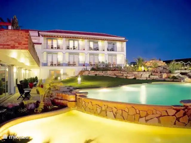 Villa Monte D'Oiro en Portugal, Algarve, Lagos - villa Villa de noche con iluminación.