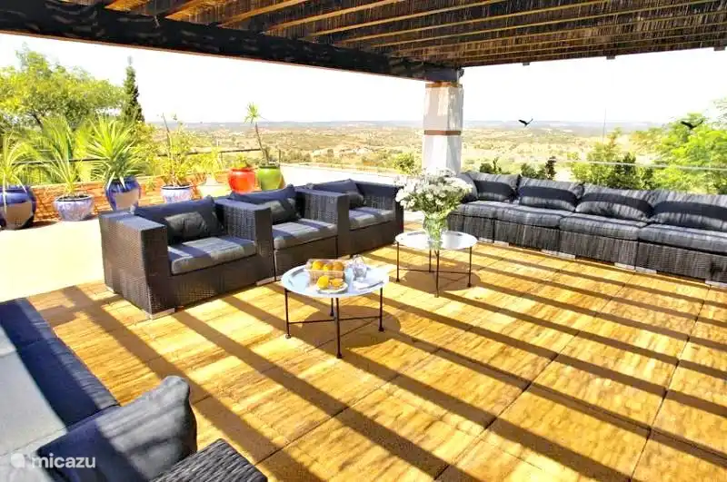 Loungebereich auf der überdachten Terrasse