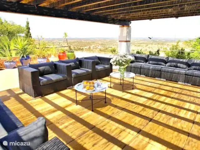 Villa Monte D'Oiro en Portugal, Algarve, Lagos - villa Sala de estar en la terraza cubierta.
