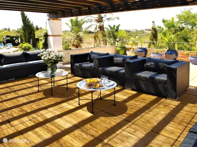 Villa Monte D'Oiro en Portugal, Algarve, Lagos - villa Sala de estar en la terraza cubierta.