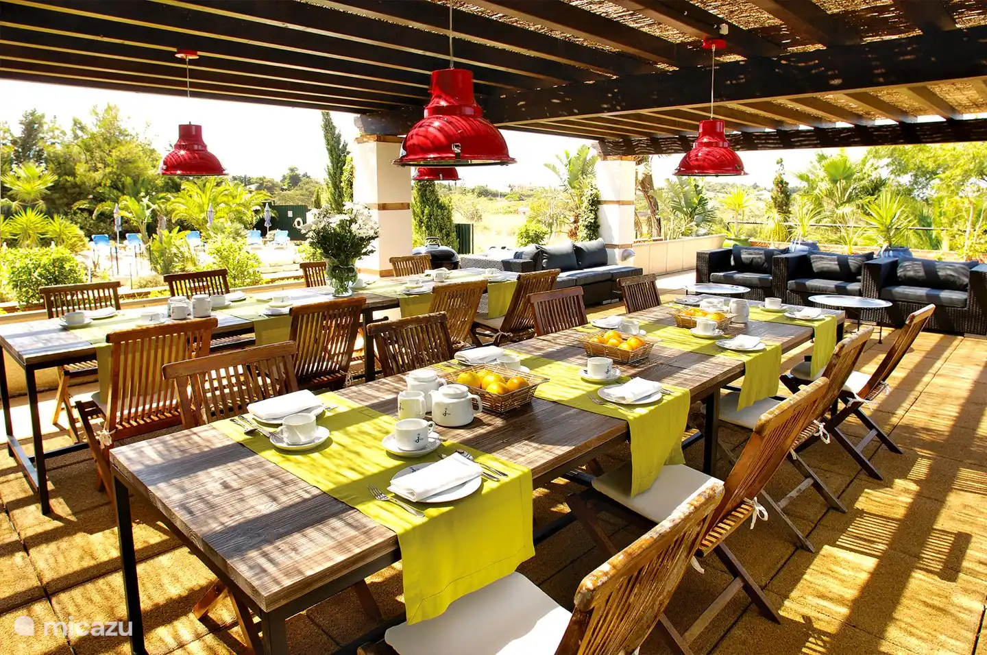 Essbereich auf der überdachten Terrasse