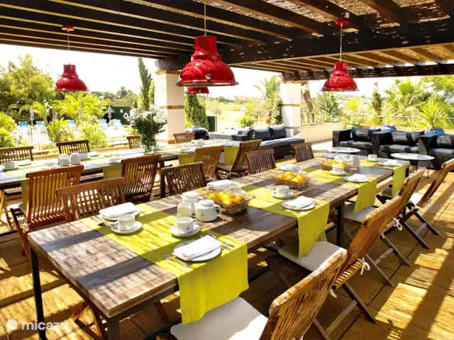 Villa Monte D'Oiro en Portugal, Algarve, Lagos - villa Zona de cena en la terraza cubierta.