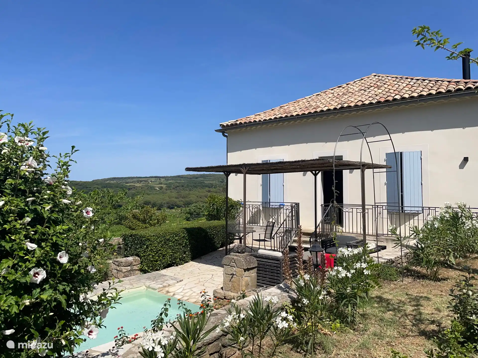entrance maison Carrée