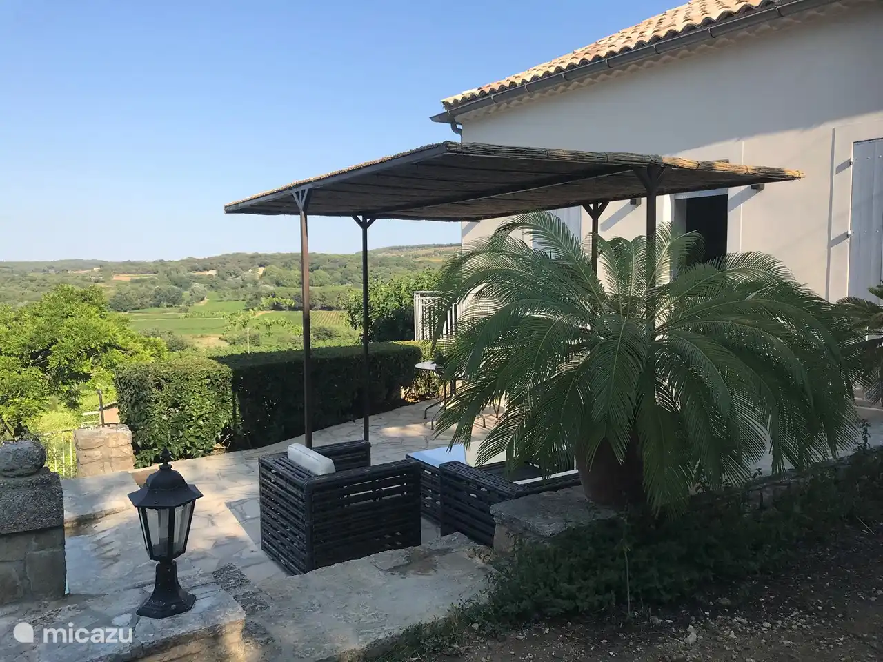 private terrace for maison Carrée with a view over the valley