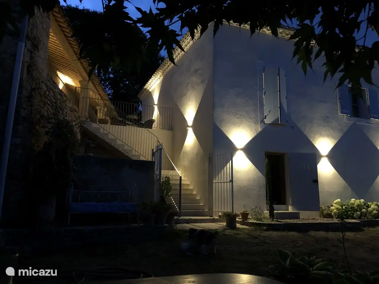 maison Carrée by night