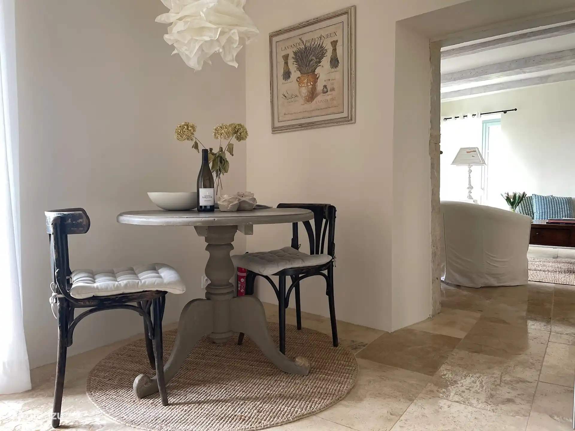 cuisine et salle à manger avec vue sur le salon Joie de Vivre