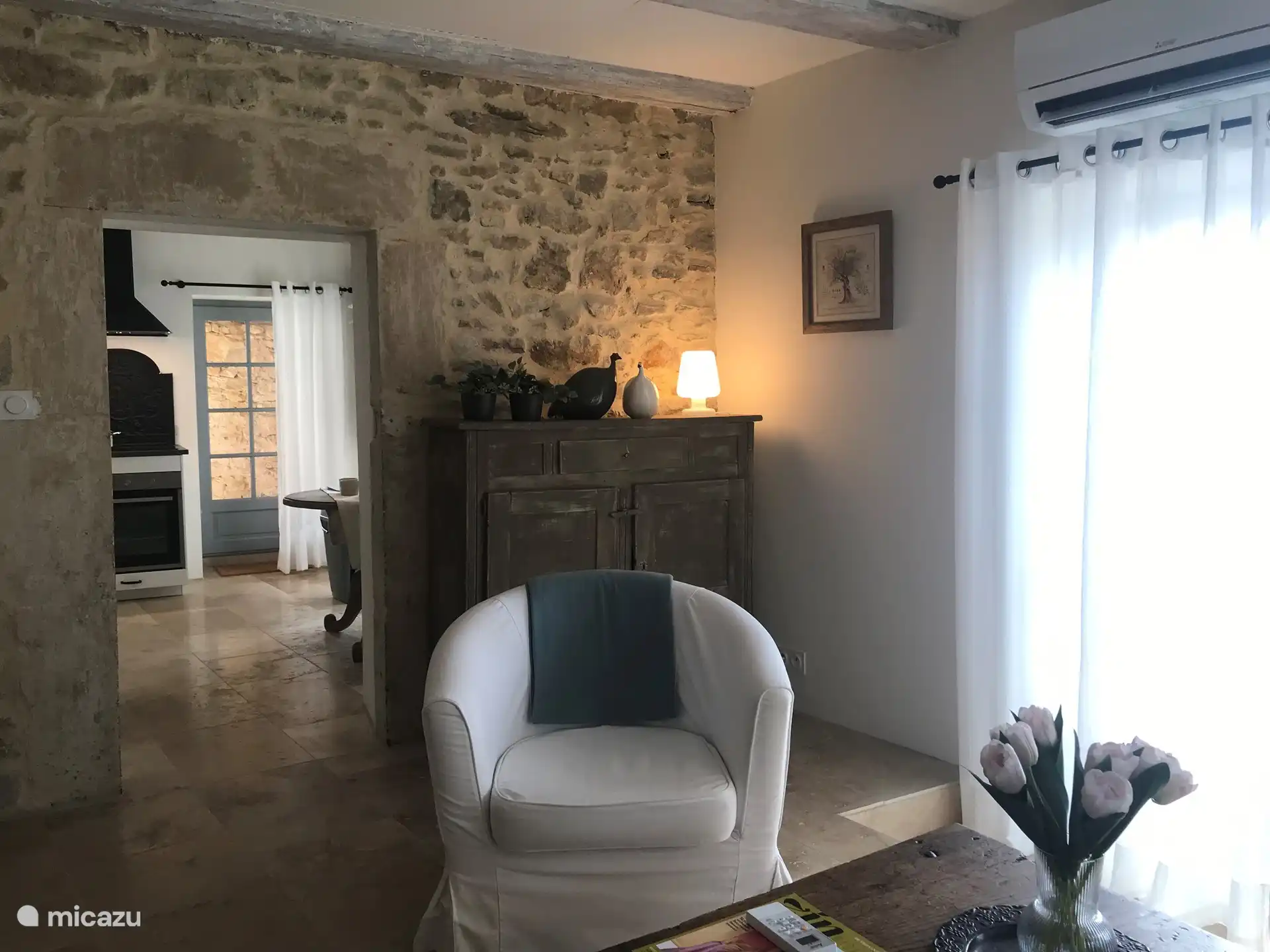 vue du salon à la cuisine