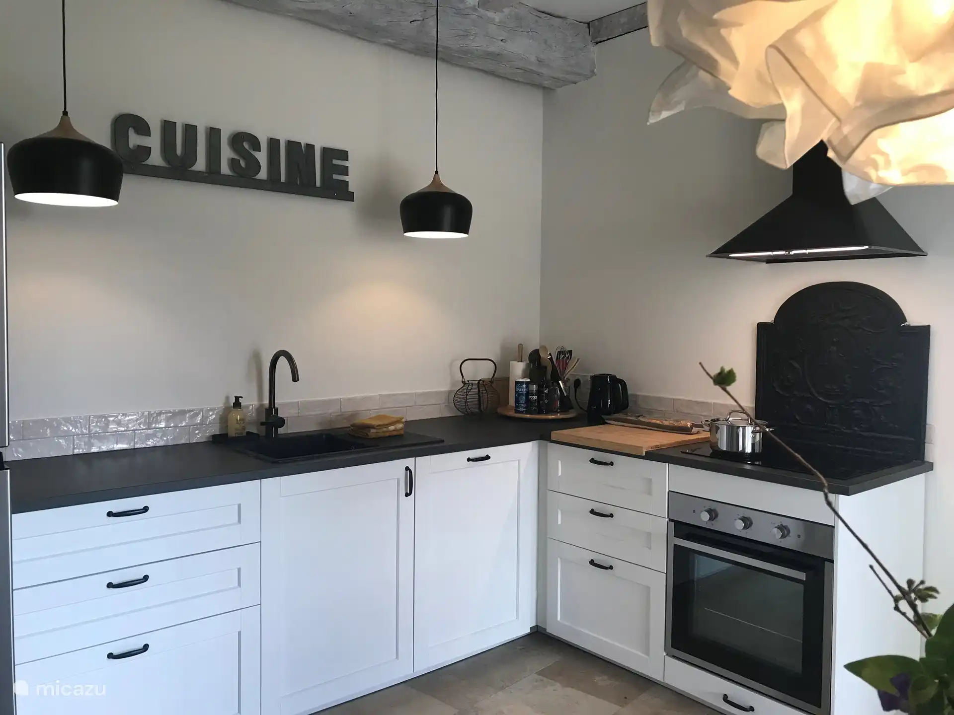 cuisine avec lave-vaisselle, four, grand réfrigérateur et congélateur