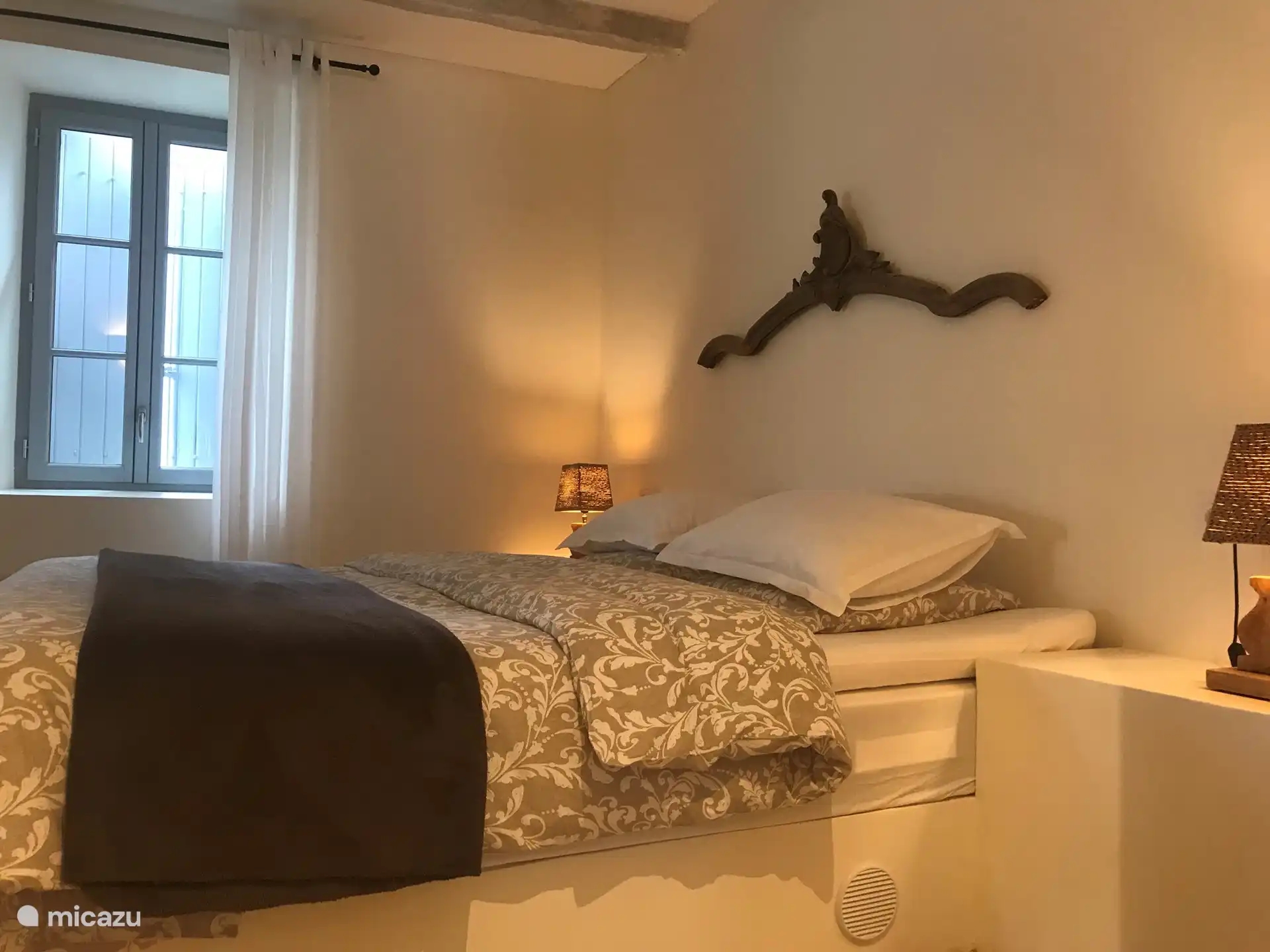 chambre spacieuse avec lit king-size